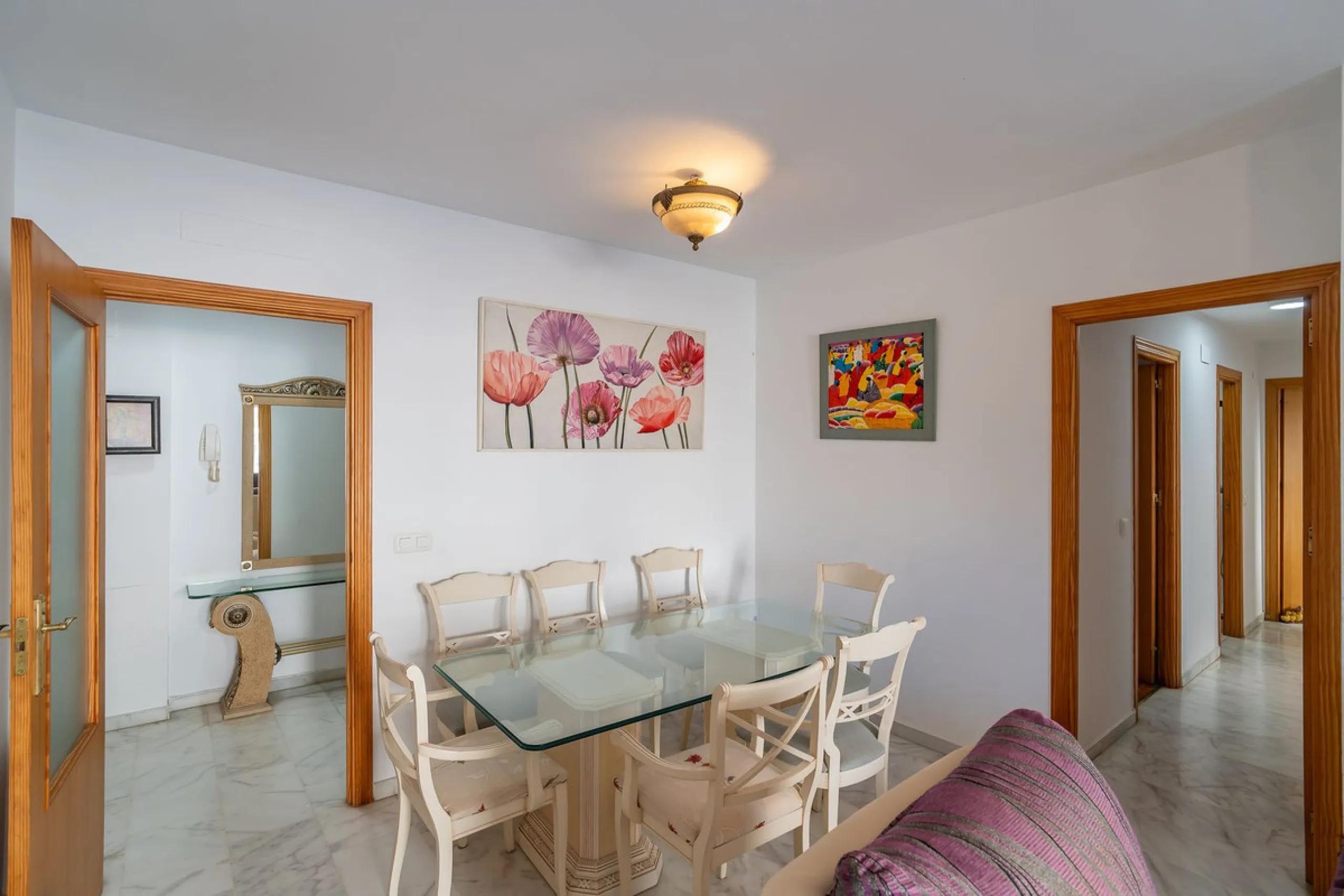 Discover this charming 97m² apartment in Estepona, Málaga, ideal for enjoying peace and comfort. Priced attractively at €399,000, this property is located in a gated community offering access to a communal swimming pool and a serene environment, perfect f