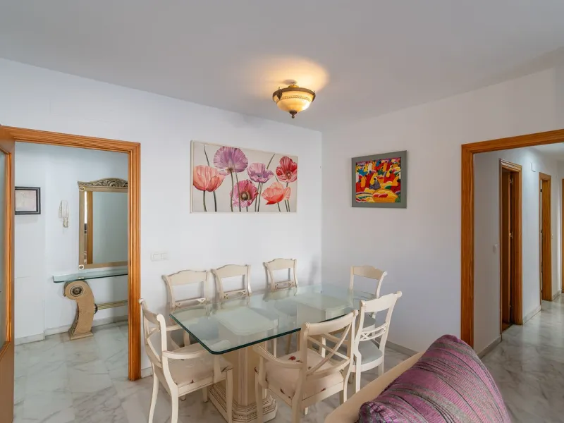 Discover this charming 97m² apartment in Estepona, Málaga, ideal for enjoying peace and comfort. Priced attractively at €399,000, this property is located in a gated community offering access to a communal swimming pool and a serene environment, perfect f