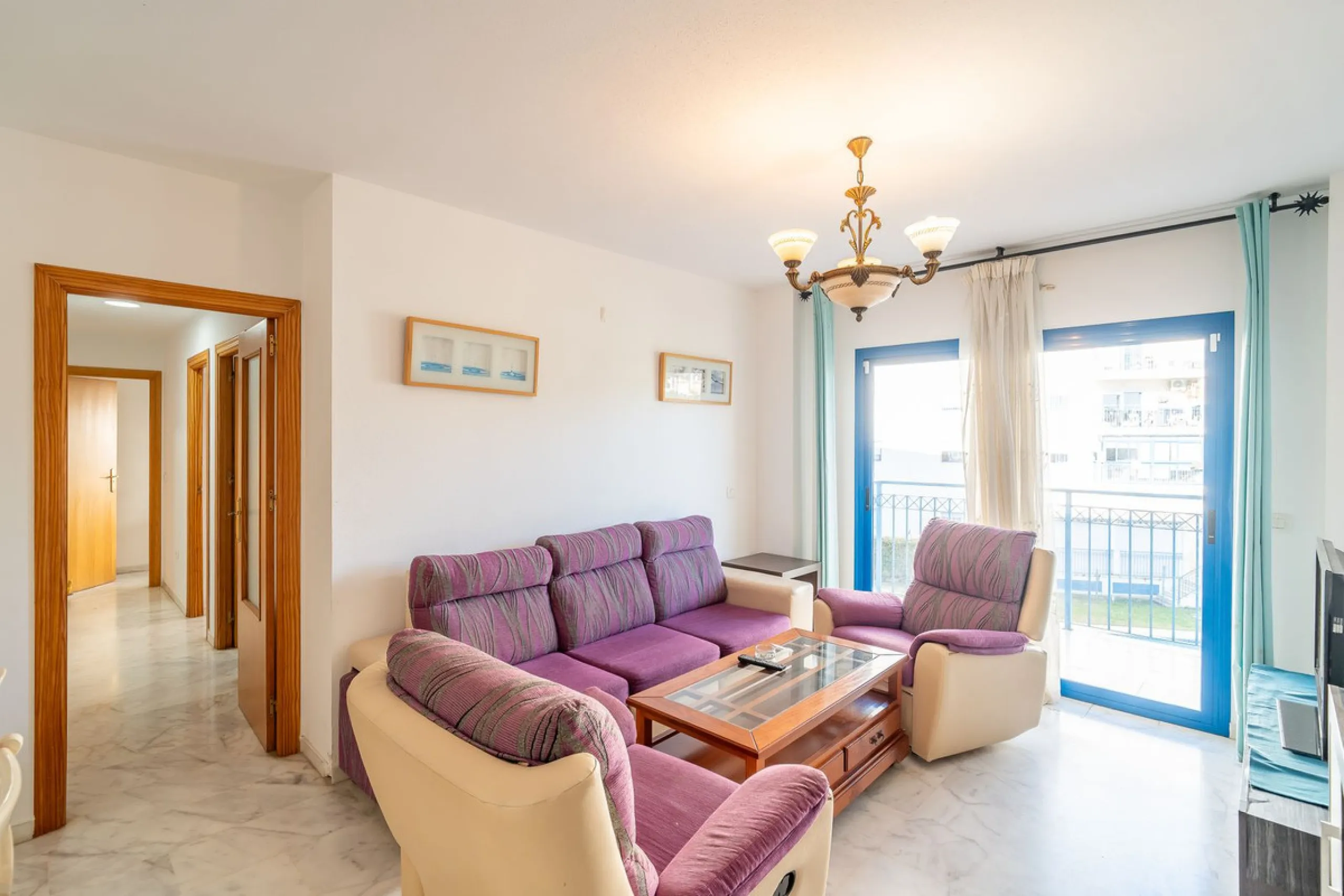 Discover this charming 97m² apartment in Estepona, Málaga, ideal for enjoying peace and comfort. Priced attractively at €399,000, this property is located in a gated community offering access to a communal swimming pool and a serene environment, perfect f