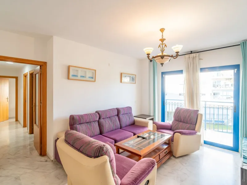 Discover this charming 97m² apartment in Estepona, Málaga, ideal for enjoying peace and comfort. Priced attractively at €399,000, this property is located in a gated community offering access to a communal swimming pool and a serene environment, perfect f