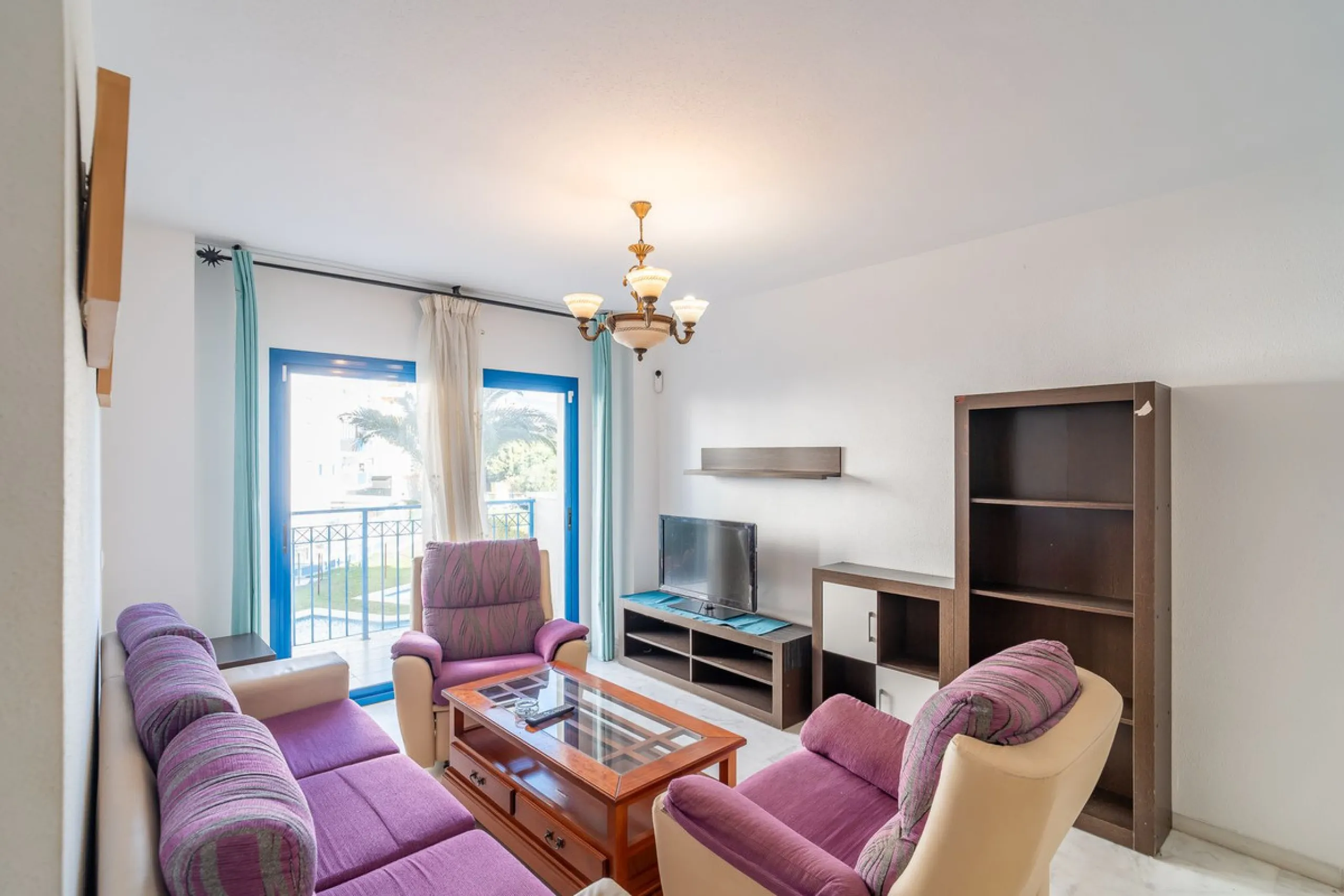 Discover this charming 97m² apartment in Estepona, Málaga, ideal for enjoying peace and comfort. Priced attractively at €399,000, this property is located in a gated community offering access to a communal swimming pool and a serene environment, perfect f