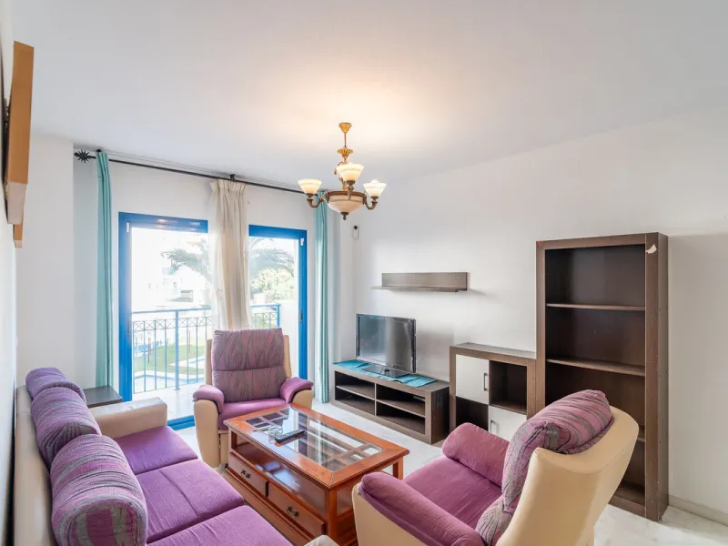 Discover this charming 97m² apartment in Estepona, Málaga, ideal for enjoying peace and comfort. Priced attractively at €399,000, this property is located in a gated community offering access to a communal swimming pool and a serene environment, perfect f