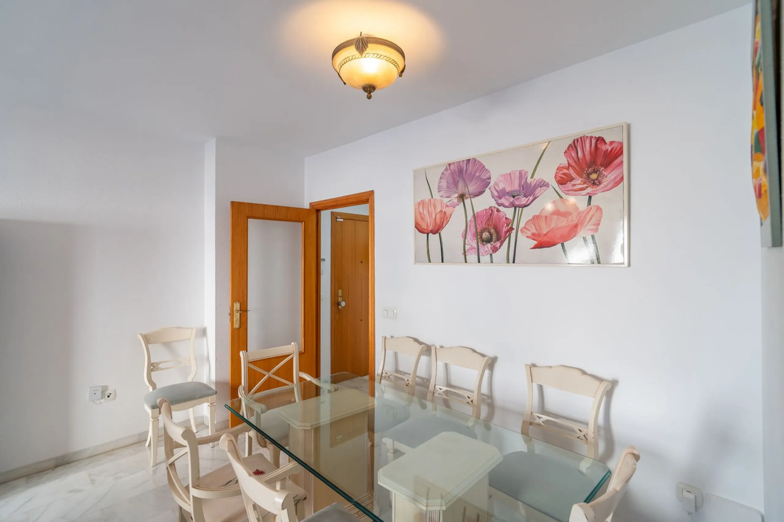Discover this charming 97m² apartment in Estepona, Málaga, ideal for enjoying peace and comfort. Priced attractively at €399,000, this property is located in a gated community offering access to a communal swimming pool and a serene environment, perfect f