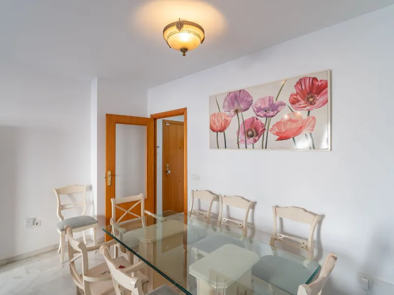 Discover this charming 97m² apartment in Estepona, Málaga, ideal for enjoying peace and comfort. Priced attractively at €399,000, this property is located in a gated community offering access to a communal swimming pool and a serene environment, perfect f