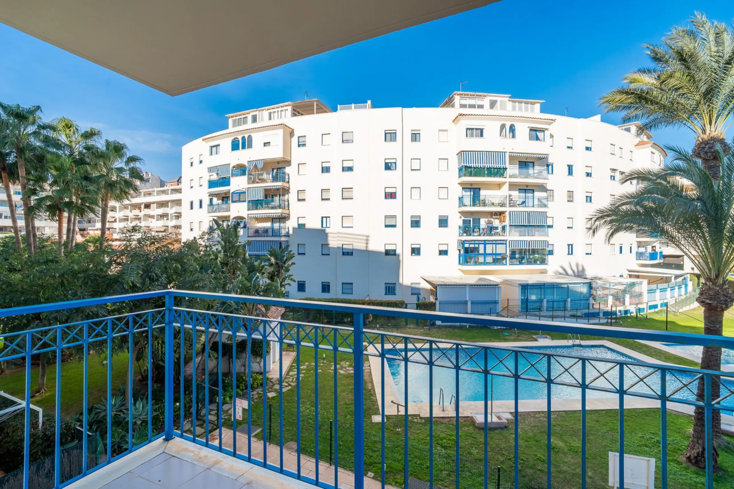 Discover this charming 97m² apartment in Estepona, Málaga, ideal for enjoying peace and comfort. Priced attractively at €399,000, this property is located in a gated community offering access to a communal swimming pool and a serene environment, perfect f
