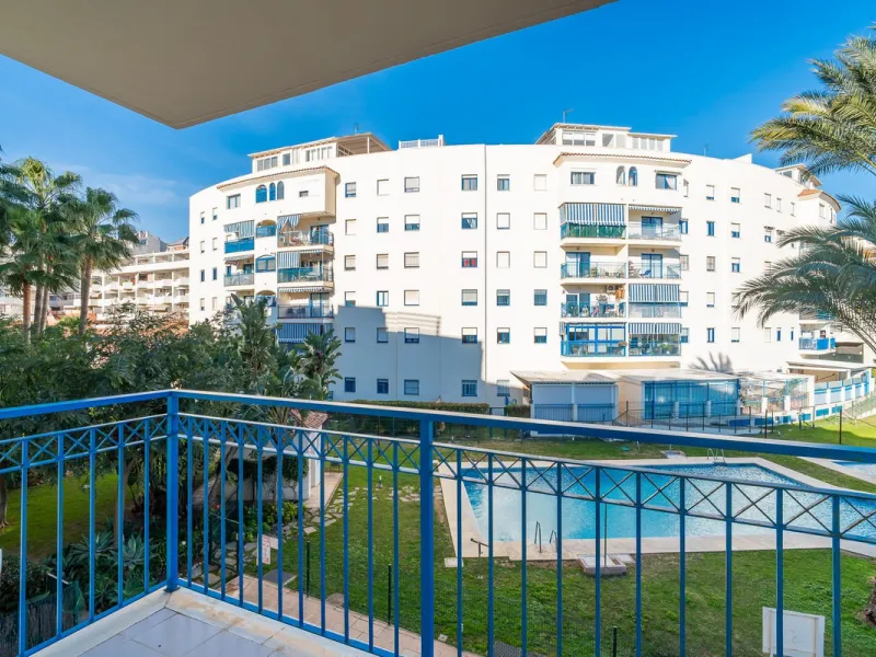 Discover this charming 97m² apartment in Estepona, Málaga, ideal for enjoying peace and comfort. Priced attractively at €399,000, this property is located in a gated community offering access to a communal swimming pool and a serene environment, perfect f