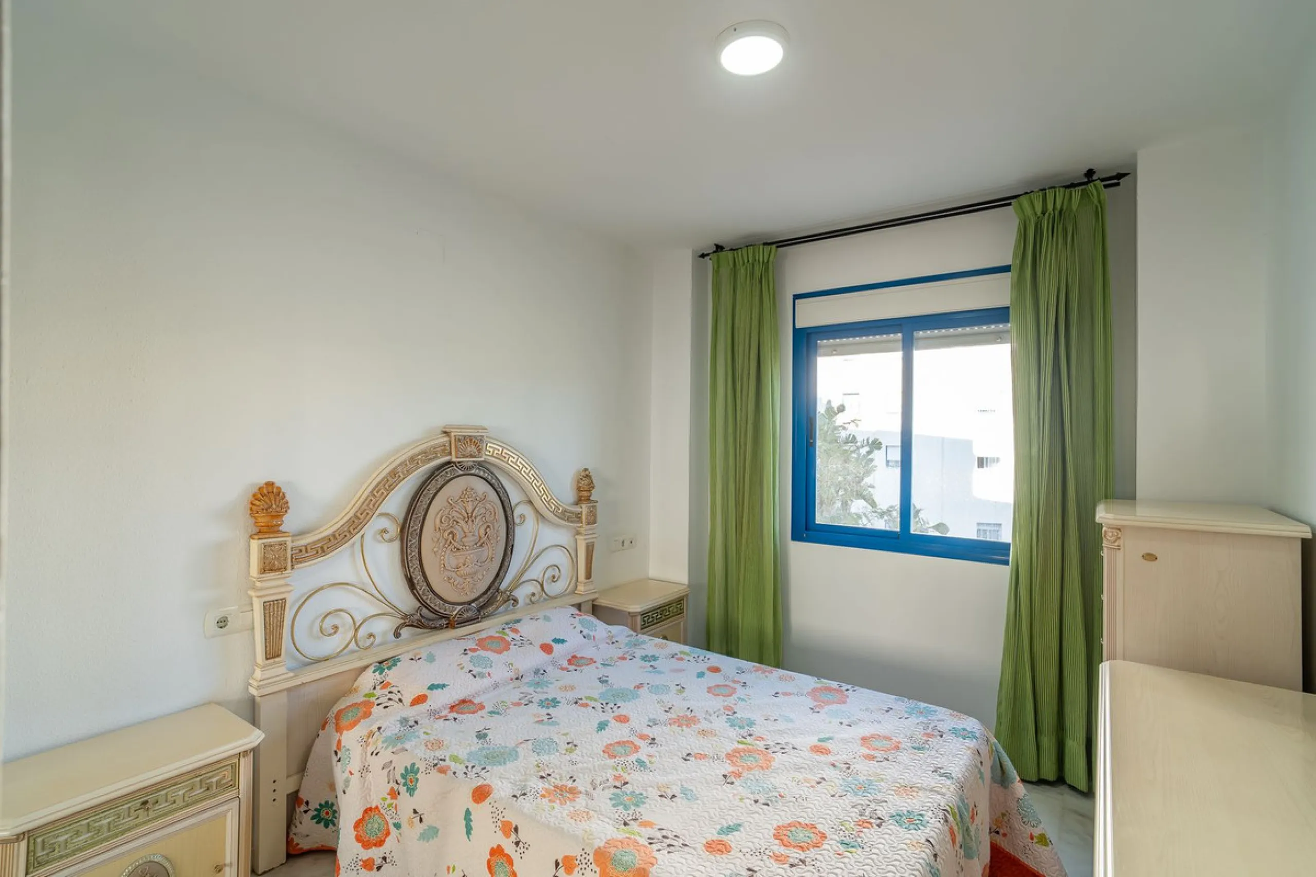 Discover this charming 97m² apartment in Estepona, Málaga, ideal for enjoying peace and comfort. Priced attractively at €399,000, this property is located in a gated community offering access to a communal swimming pool and a serene environment, perfect f