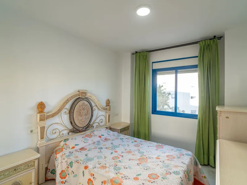 Discover this charming 97m² apartment in Estepona, Málaga, ideal for enjoying peace and comfort. Priced attractively at €399,000, this property is located in a gated community offering access to a communal swimming pool and a serene environment, perfect f