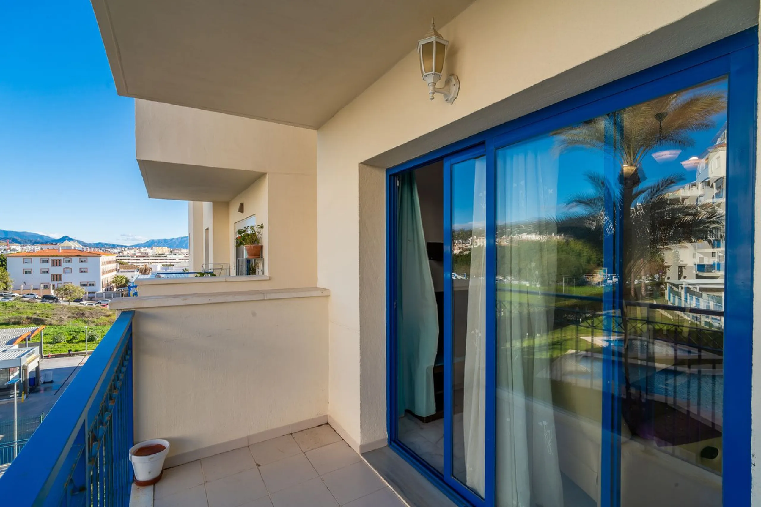 Discover this charming 97m² apartment in Estepona, Málaga, ideal for enjoying peace and comfort. Priced attractively at €399,000, this property is located in a gated community offering access to a communal swimming pool and a serene environment, perfect f
