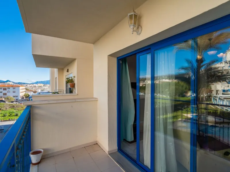 Discover this charming 97m² apartment in Estepona, Málaga, ideal for enjoying peace and comfort. Priced attractively at €399,000, this property is located in a gated community offering access to a communal swimming pool and a serene environment, perfect f