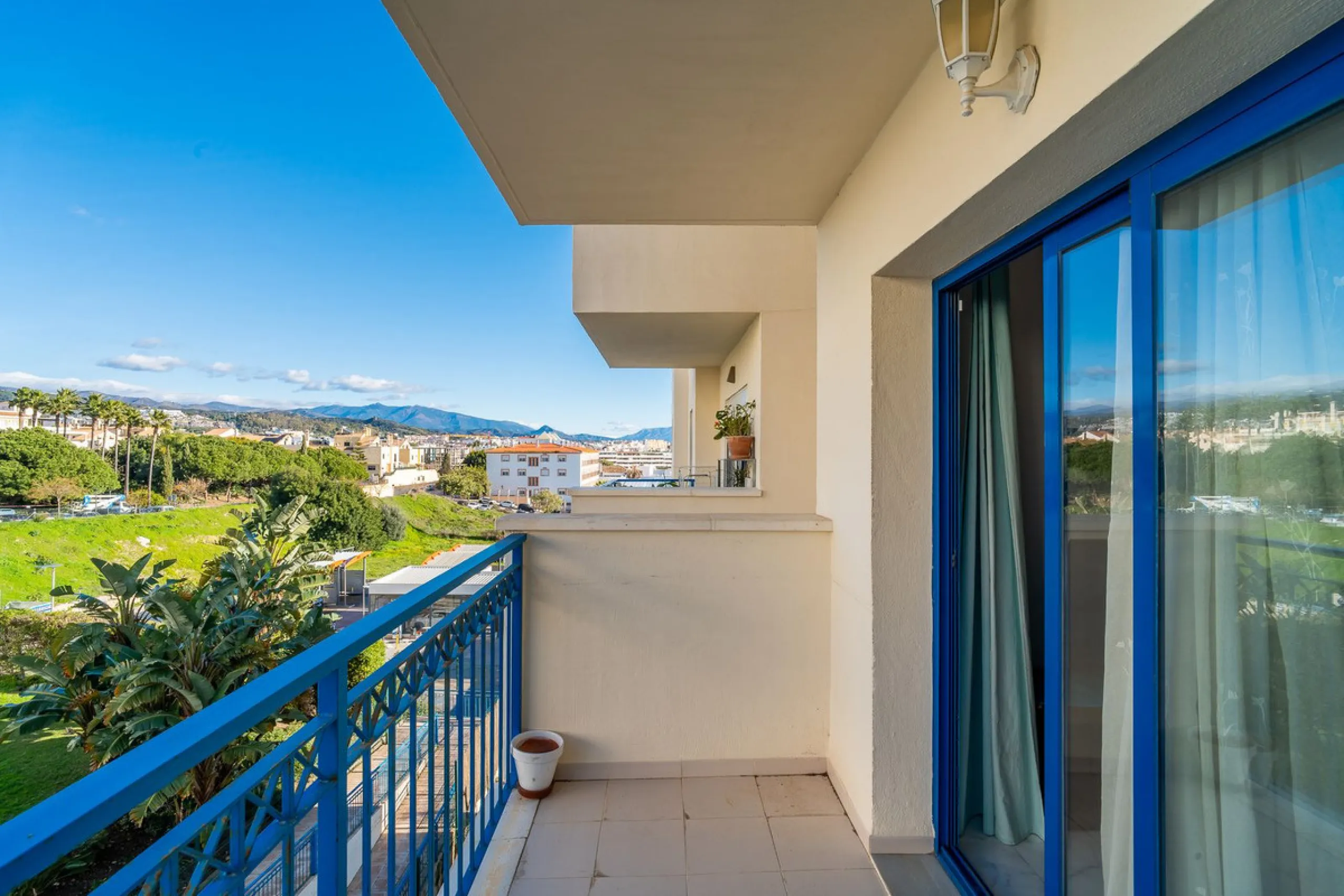 Discover this charming 97m² apartment in Estepona, Málaga, ideal for enjoying peace and comfort. Priced attractively at €399,000, this property is located in a gated community offering access to a communal swimming pool and a serene environment, perfect f