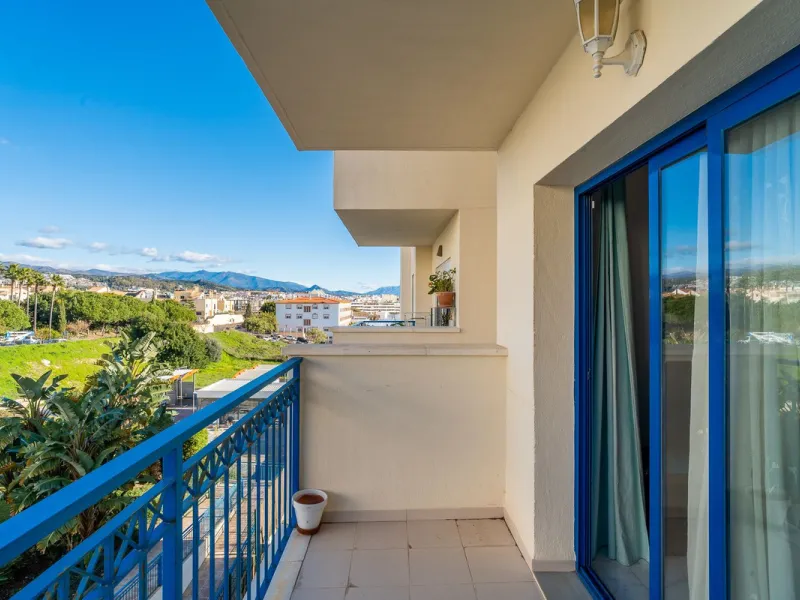 Discover this charming 97m² apartment in Estepona, Málaga, ideal for enjoying peace and comfort. Priced attractively at €399,000, this property is located in a gated community offering access to a communal swimming pool and a serene environment, perfect f