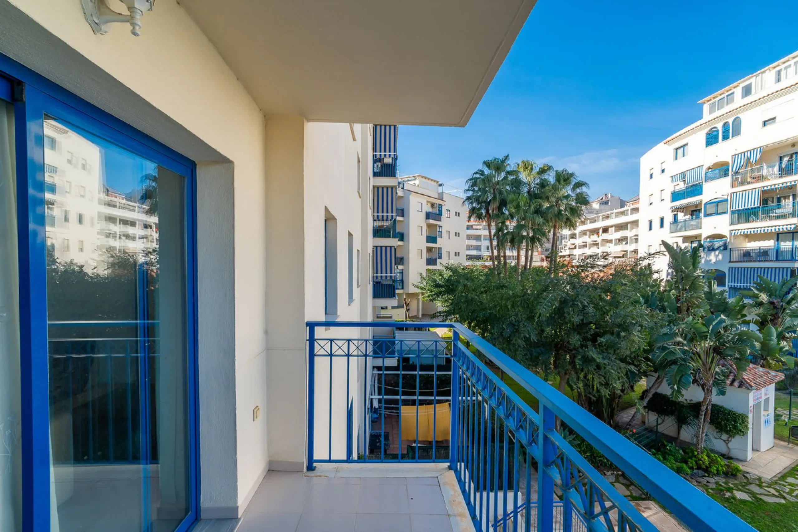 Discover this charming 97m² apartment in Estepona, Málaga, ideal for enjoying peace and comfort. Priced attractively at €399,000, this property is located in a gated community offering access to a communal swimming pool and a serene environment, perfect f