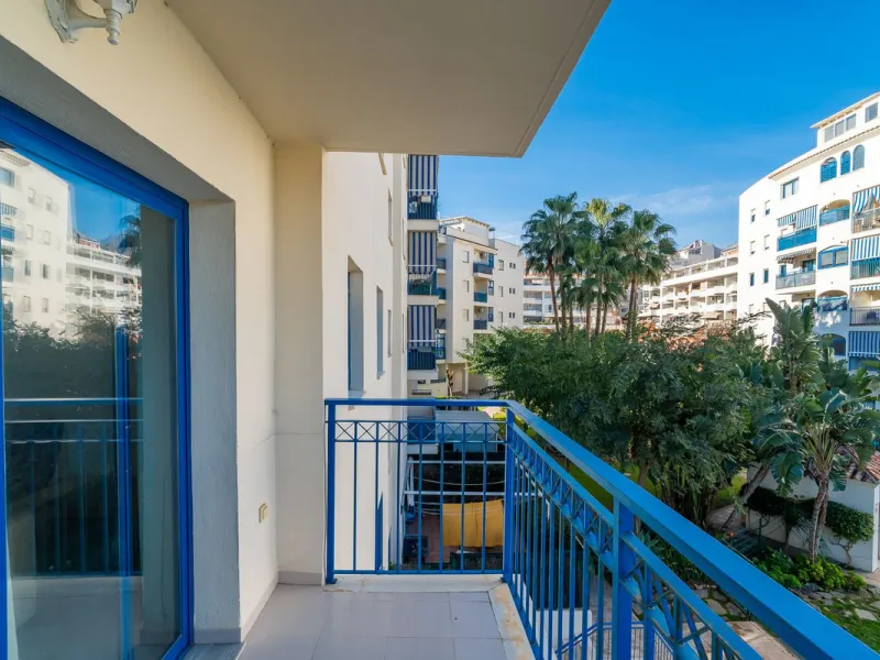 Discover this charming 97m² apartment in Estepona, Málaga, ideal for enjoying peace and comfort. Priced attractively at €399,000, this property is located in a gated community offering access to a communal swimming pool and a serene environment, perfect f