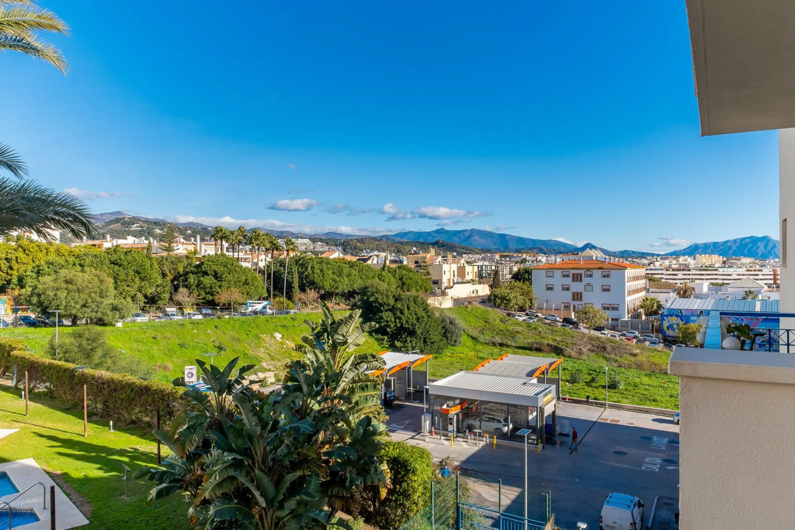 Discover this charming 97m² apartment in Estepona, Málaga, ideal for enjoying peace and comfort. Priced attractively at €399,000, this property is located in a gated community offering access to a communal swimming pool and a serene environment, perfect f
