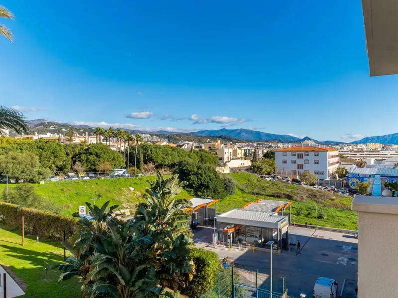 Discover this charming 97m² apartment in Estepona, Málaga, ideal for enjoying peace and comfort. Priced attractively at €399,000, this property is located in a gated community offering access to a communal swimming pool and a serene environment, perfect f