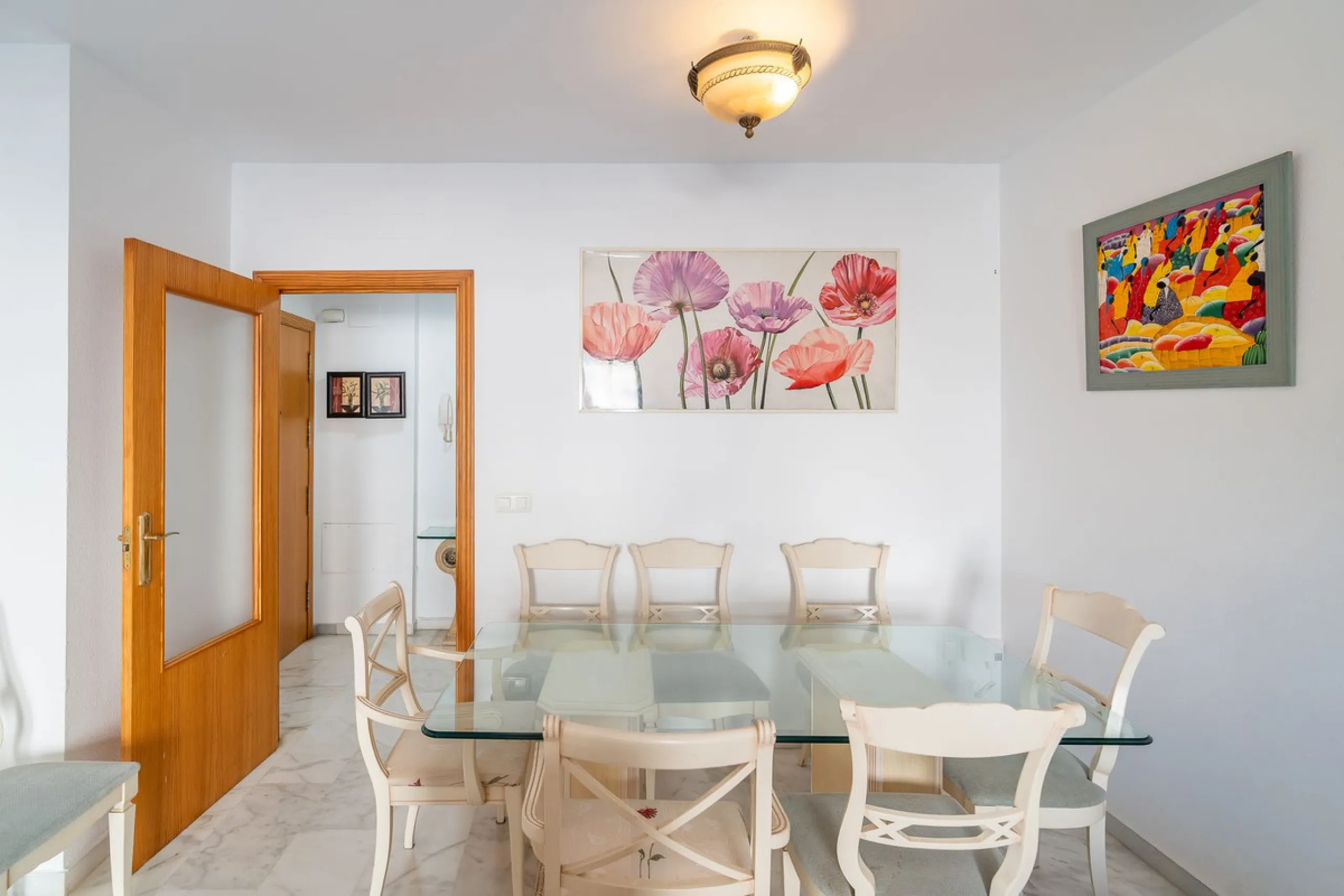 Discover this charming 97m² apartment in Estepona, Málaga, ideal for enjoying peace and comfort. Priced attractively at €399,000, this property is located in a gated community offering access to a communal swimming pool and a serene environment, perfect f
