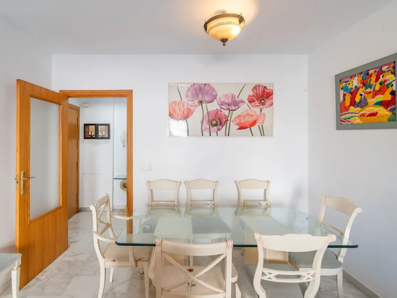 Discover this charming 97m² apartment in Estepona, Málaga, ideal for enjoying peace and comfort. Priced attractively at €399,000, this property is located in a gated community offering access to a communal swimming pool and a serene environment, perfect f