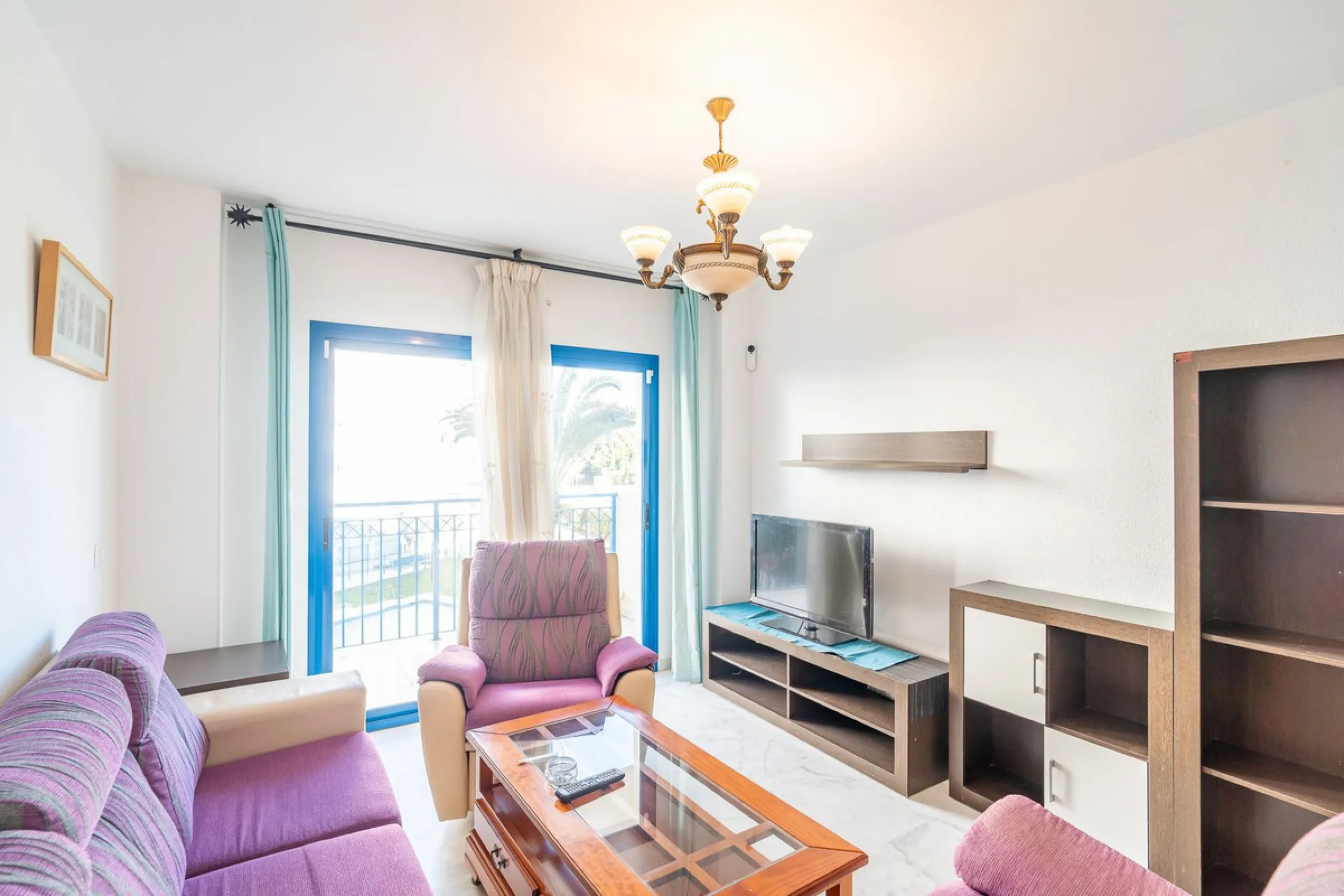 Discover this charming 97m² apartment in Estepona, Málaga, ideal for enjoying peace and comfort. Priced attractively at €399,000, this property is located in a gated community offering access to a communal swimming pool and a serene environment, perfect f