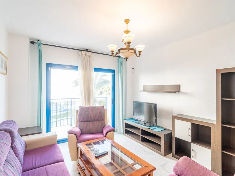 Discover this charming 97m² apartment in Estepona, Málaga, ideal for enjoying peace and comfort. Priced attractively at €399,000, this property is located in a gated community offering access to a communal swimming pool and a serene environment, perfect f