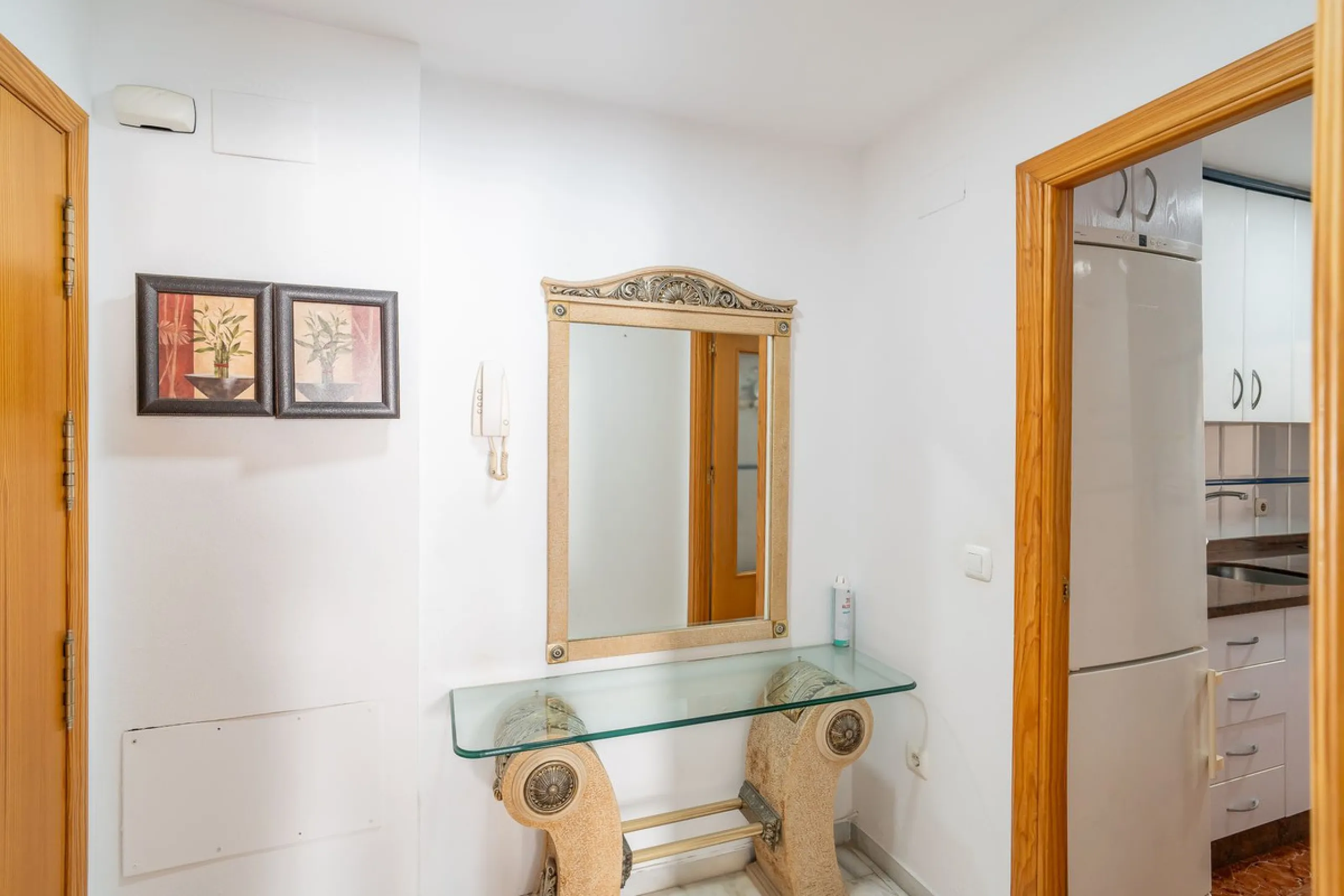 Discover this charming 97m² apartment in Estepona, Málaga, ideal for enjoying peace and comfort. Priced attractively at €399,000, this property is located in a gated community offering access to a communal swimming pool and a serene environment, perfect f