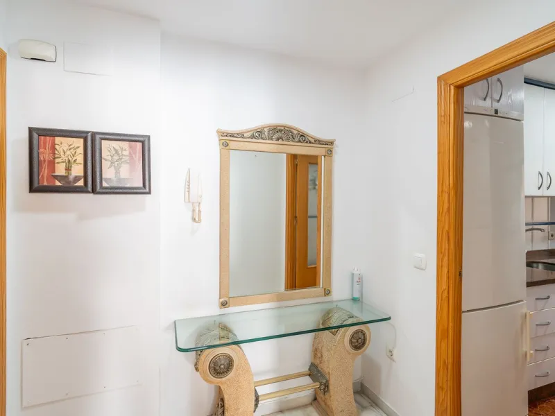 Discover this charming 97m² apartment in Estepona, Málaga, ideal for enjoying peace and comfort. Priced attractively at €399,000, this property is located in a gated community offering access to a communal swimming pool and a serene environment, perfect f
