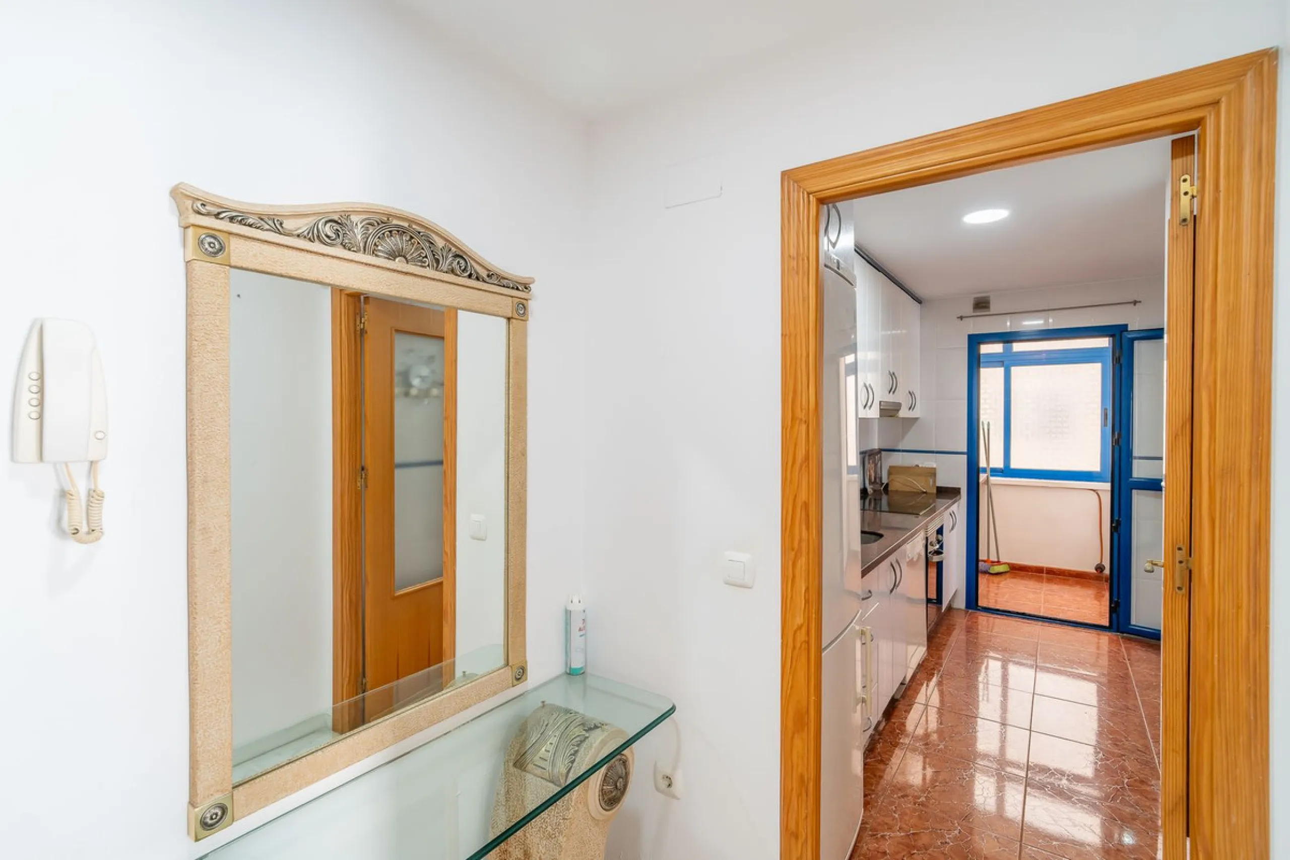 Discover this charming 97m² apartment in Estepona, Málaga, ideal for enjoying peace and comfort. Priced attractively at €399,000, this property is located in a gated community offering access to a communal swimming pool and a serene environment, perfect f
