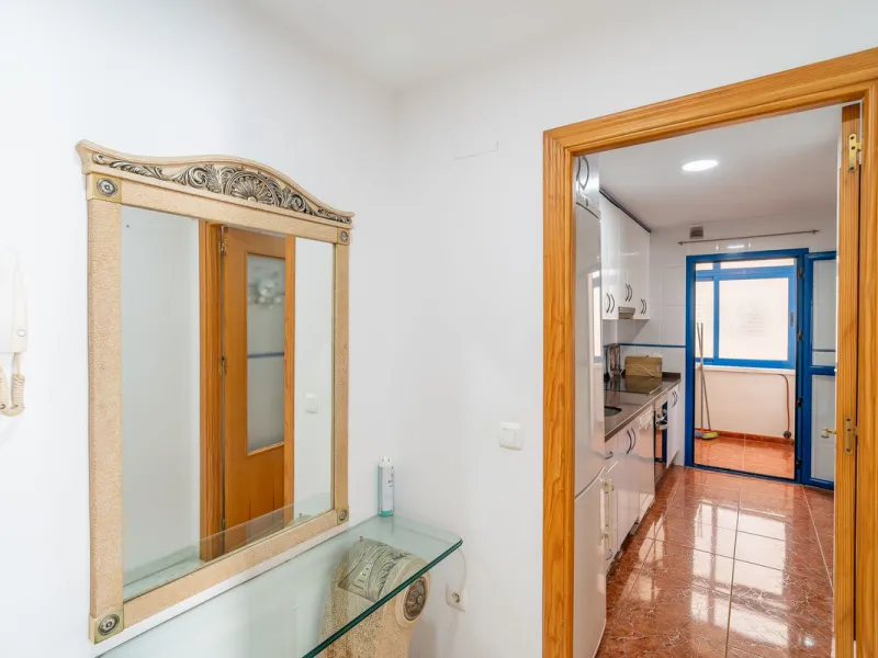 Discover this charming 97m² apartment in Estepona, Málaga, ideal for enjoying peace and comfort. Priced attractively at €399,000, this property is located in a gated community offering access to a communal swimming pool and a serene environment, perfect f