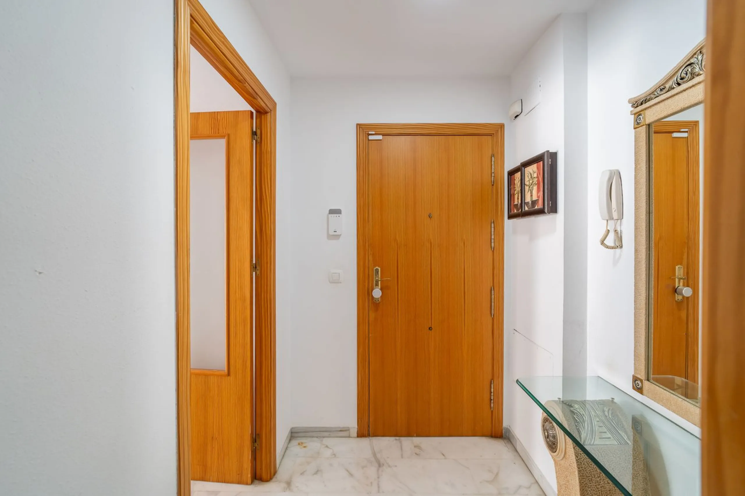 Discover this charming 97m² apartment in Estepona, Málaga, ideal for enjoying peace and comfort. Priced attractively at €399,000, this property is located in a gated community offering access to a communal swimming pool and a serene environment, perfect f