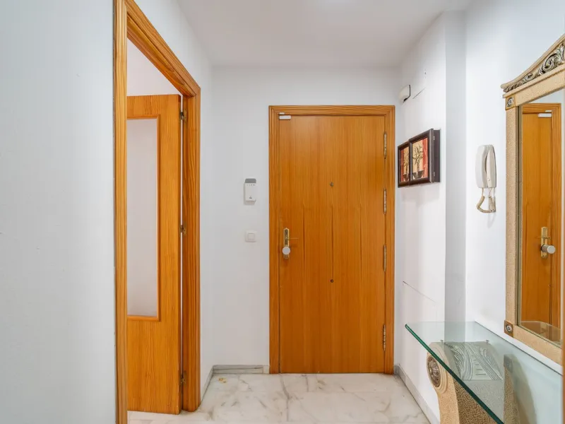 Discover this charming 97m² apartment in Estepona, Málaga, ideal for enjoying peace and comfort. Priced attractively at €399,000, this property is located in a gated community offering access to a communal swimming pool and a serene environment, perfect f