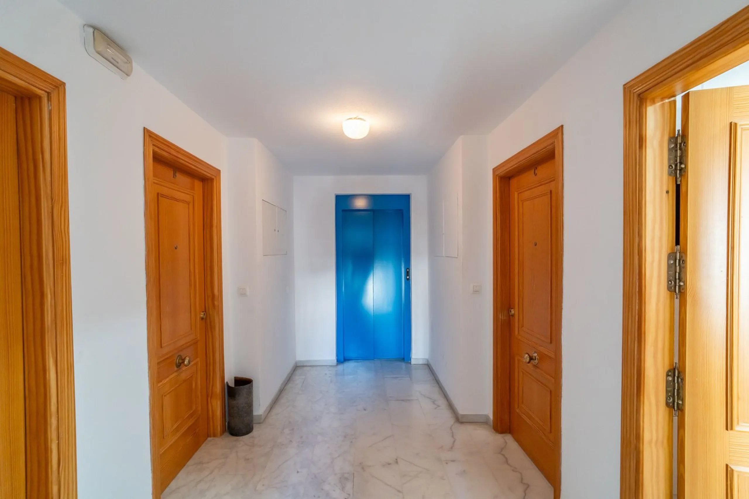 Discover this charming 97m² apartment in Estepona, Málaga, ideal for enjoying peace and comfort. Priced attractively at €399,000, this property is located in a gated community offering access to a communal swimming pool and a serene environment, perfect f