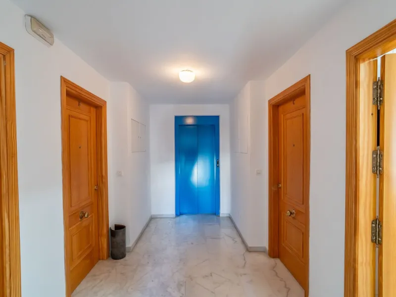 Discover this charming 97m² apartment in Estepona, Málaga, ideal for enjoying peace and comfort. Priced attractively at €399,000, this property is located in a gated community offering access to a communal swimming pool and a serene environment, perfect f