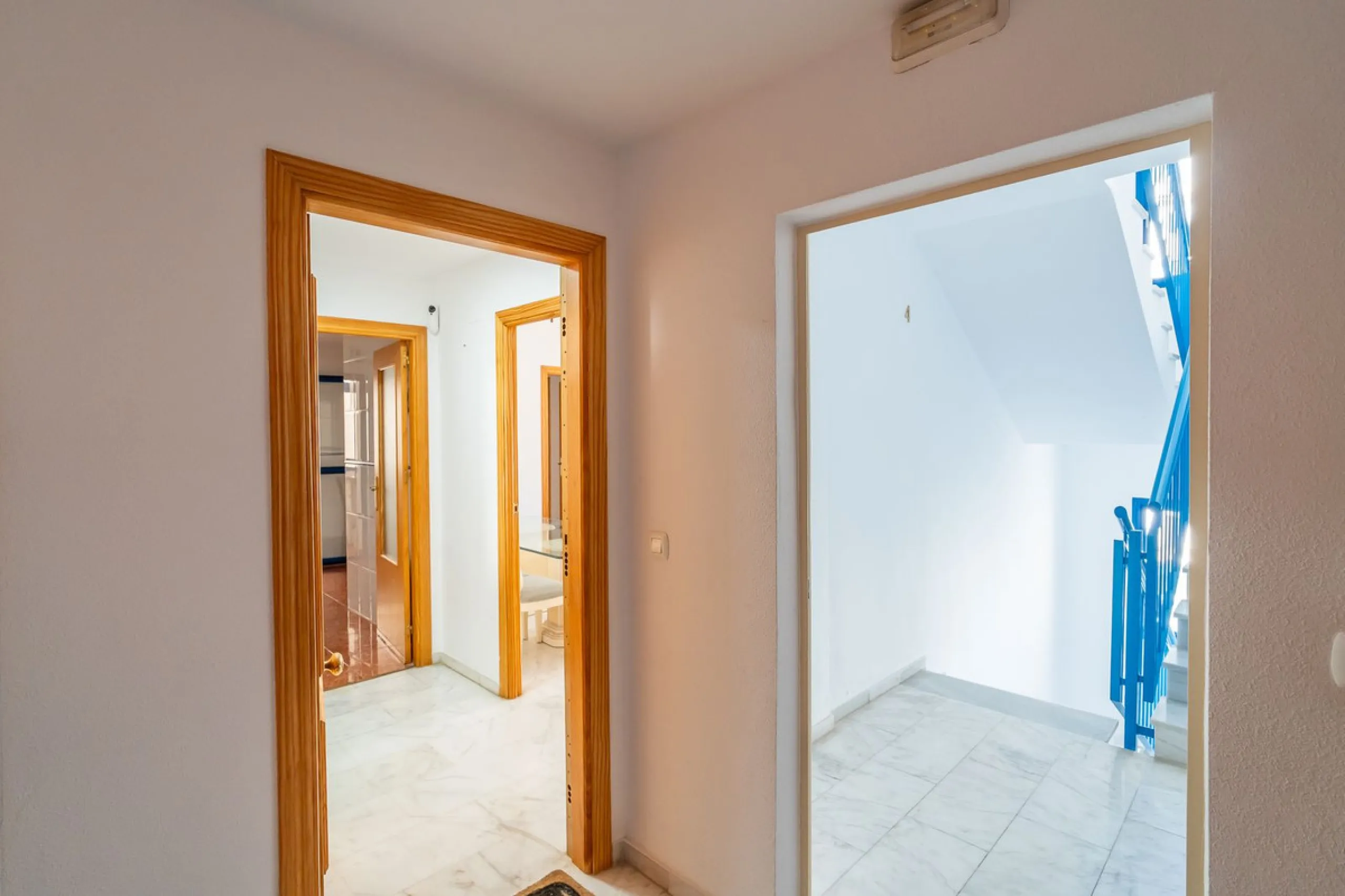 Discover this charming 97m² apartment in Estepona, Málaga, ideal for enjoying peace and comfort. Priced attractively at €399,000, this property is located in a gated community offering access to a communal swimming pool and a serene environment, perfect f