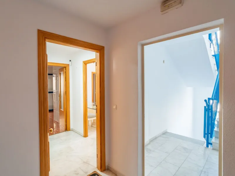 Discover this charming 97m² apartment in Estepona, Málaga, ideal for enjoying peace and comfort. Priced attractively at €399,000, this property is located in a gated community offering access to a communal swimming pool and a serene environment, perfect f