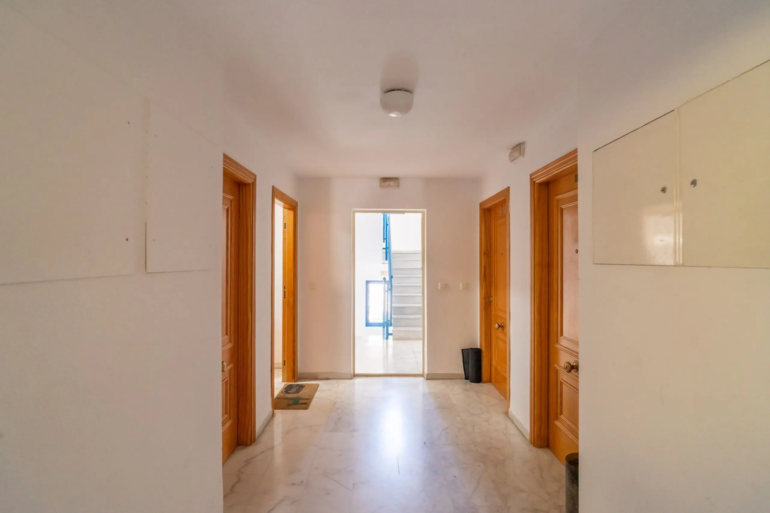 Discover this charming 97m² apartment in Estepona, Málaga, ideal for enjoying peace and comfort. Priced attractively at €399,000, this property is located in a gated community offering access to a communal swimming pool and a serene environment, perfect f