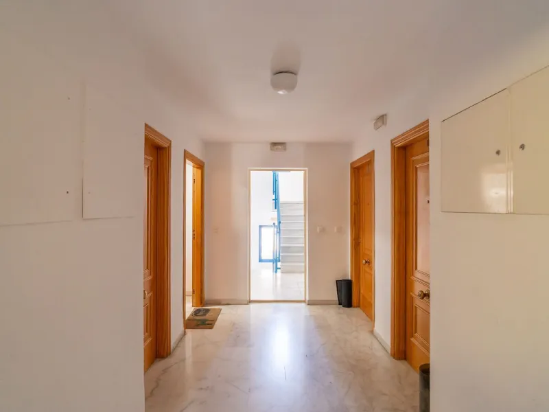 Discover this charming 97m² apartment in Estepona, Málaga, ideal for enjoying peace and comfort. Priced attractively at €399,000, this property is located in a gated community offering access to a communal swimming pool and a serene environment, perfect f