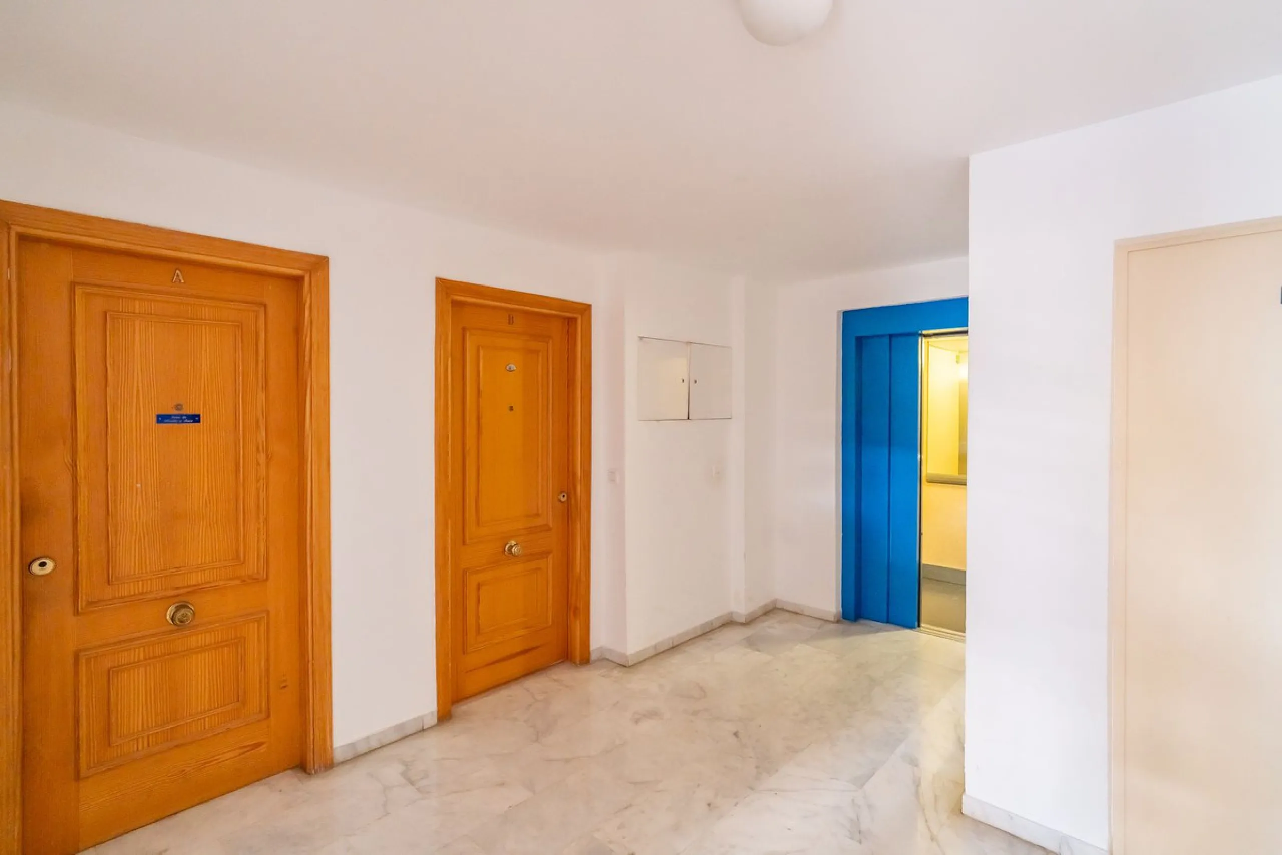 Discover this charming 97m² apartment in Estepona, Málaga, ideal for enjoying peace and comfort. Priced attractively at €399,000, this property is located in a gated community offering access to a communal swimming pool and a serene environment, perfect f