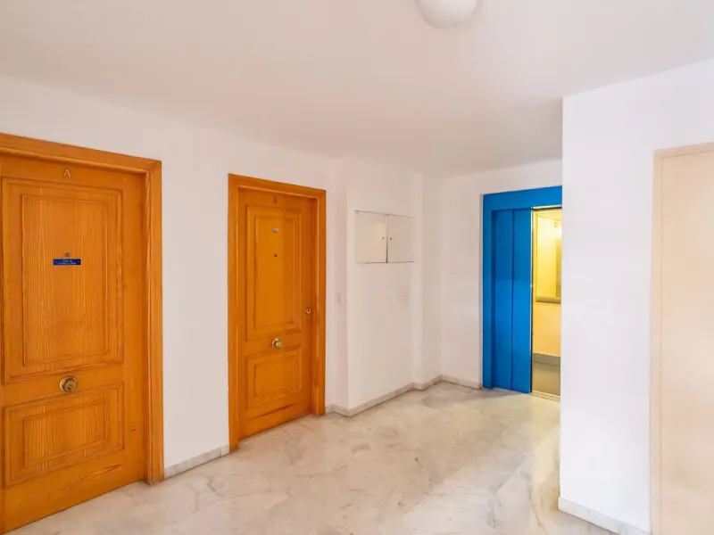 Discover this charming 97m² apartment in Estepona, Málaga, ideal for enjoying peace and comfort. Priced attractively at €399,000, this property is located in a gated community offering access to a communal swimming pool and a serene environment, perfect f