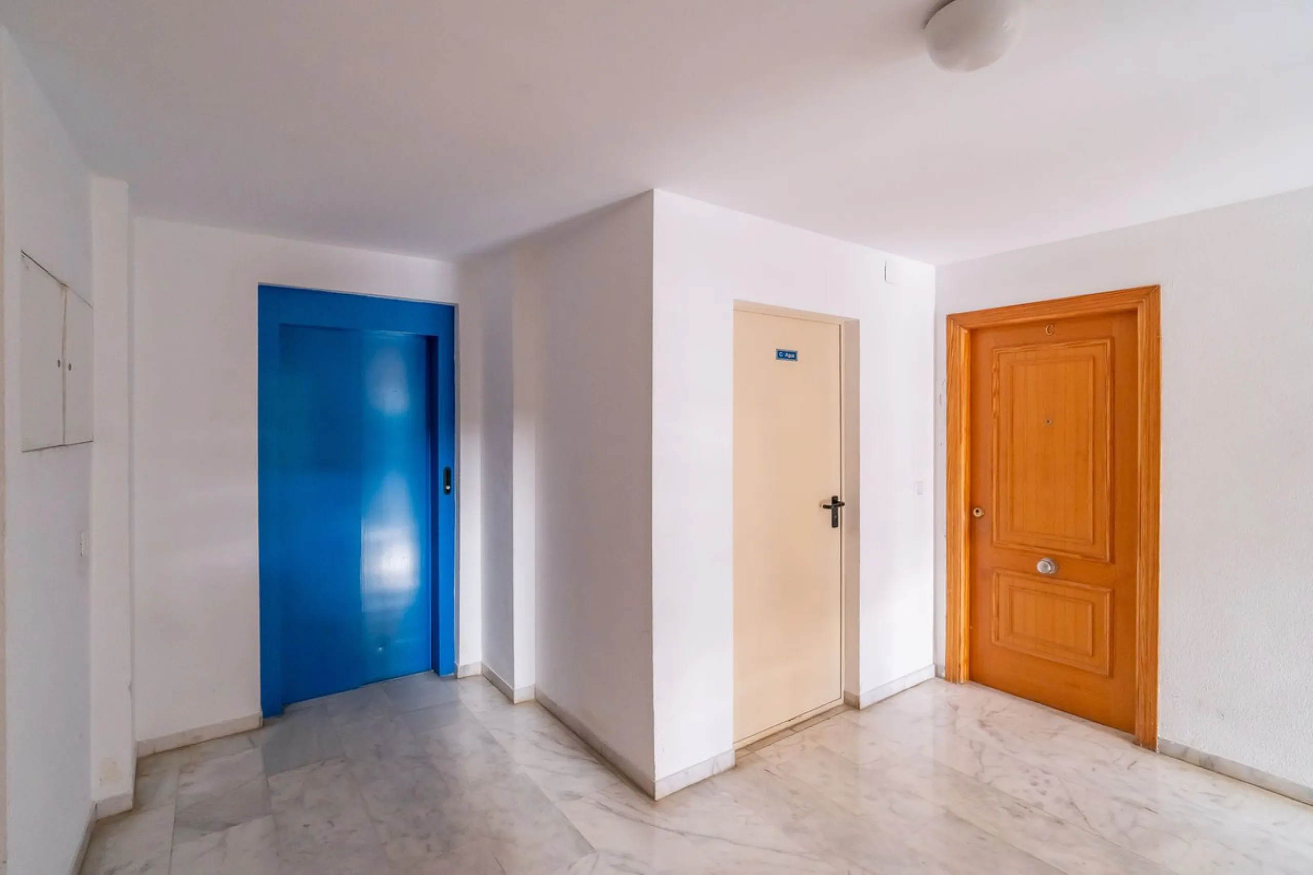 Discover this charming 97m² apartment in Estepona, Málaga, ideal for enjoying peace and comfort. Priced attractively at €399,000, this property is located in a gated community offering access to a communal swimming pool and a serene environment, perfect f