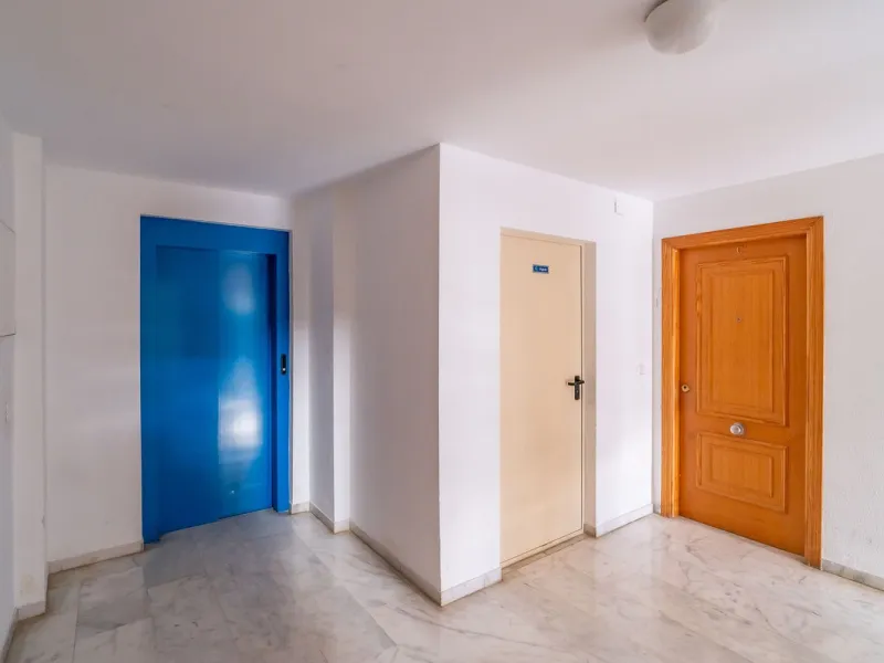 Discover this charming 97m² apartment in Estepona, Málaga, ideal for enjoying peace and comfort. Priced attractively at €399,000, this property is located in a gated community offering access to a communal swimming pool and a serene environment, perfect f