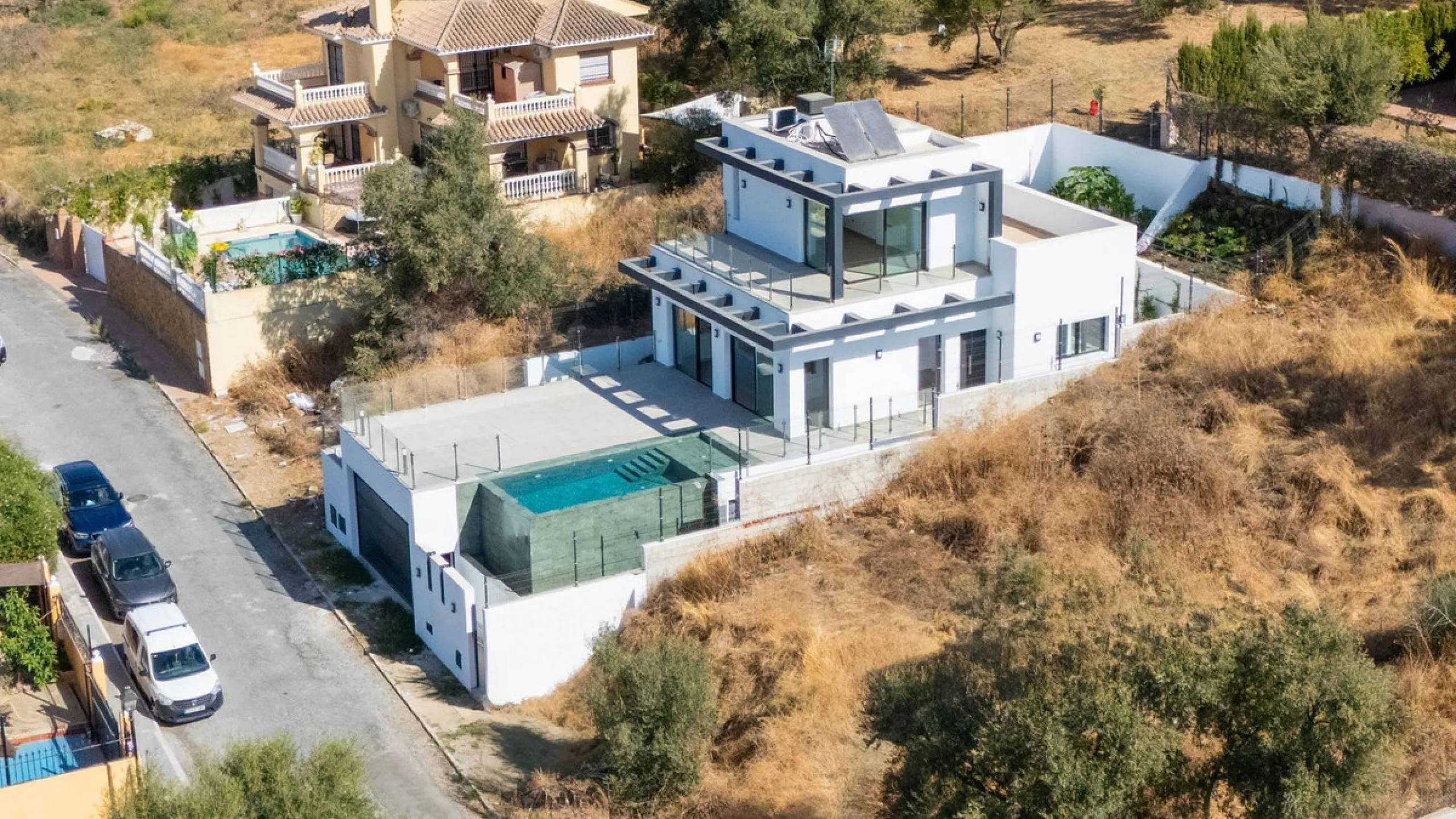 Discover this stunning luxury villa in Mijas, Málaga, combining elegance and comfort in an idyllic setting.