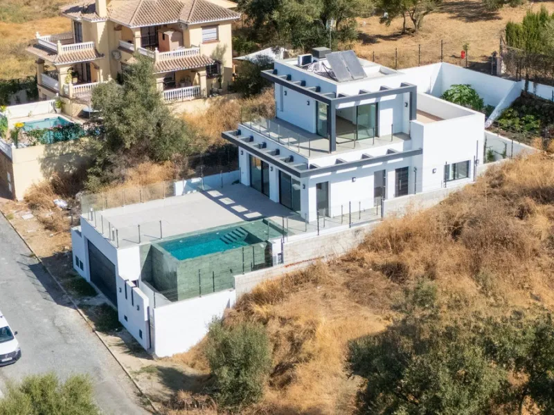 Discover this stunning luxury villa in Mijas, Málaga, combining elegance and comfort in an idyllic setting.