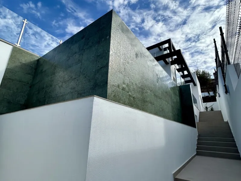 Discover this stunning luxury villa in Mijas, Málaga, combining elegance and comfort in an idyllic setting.