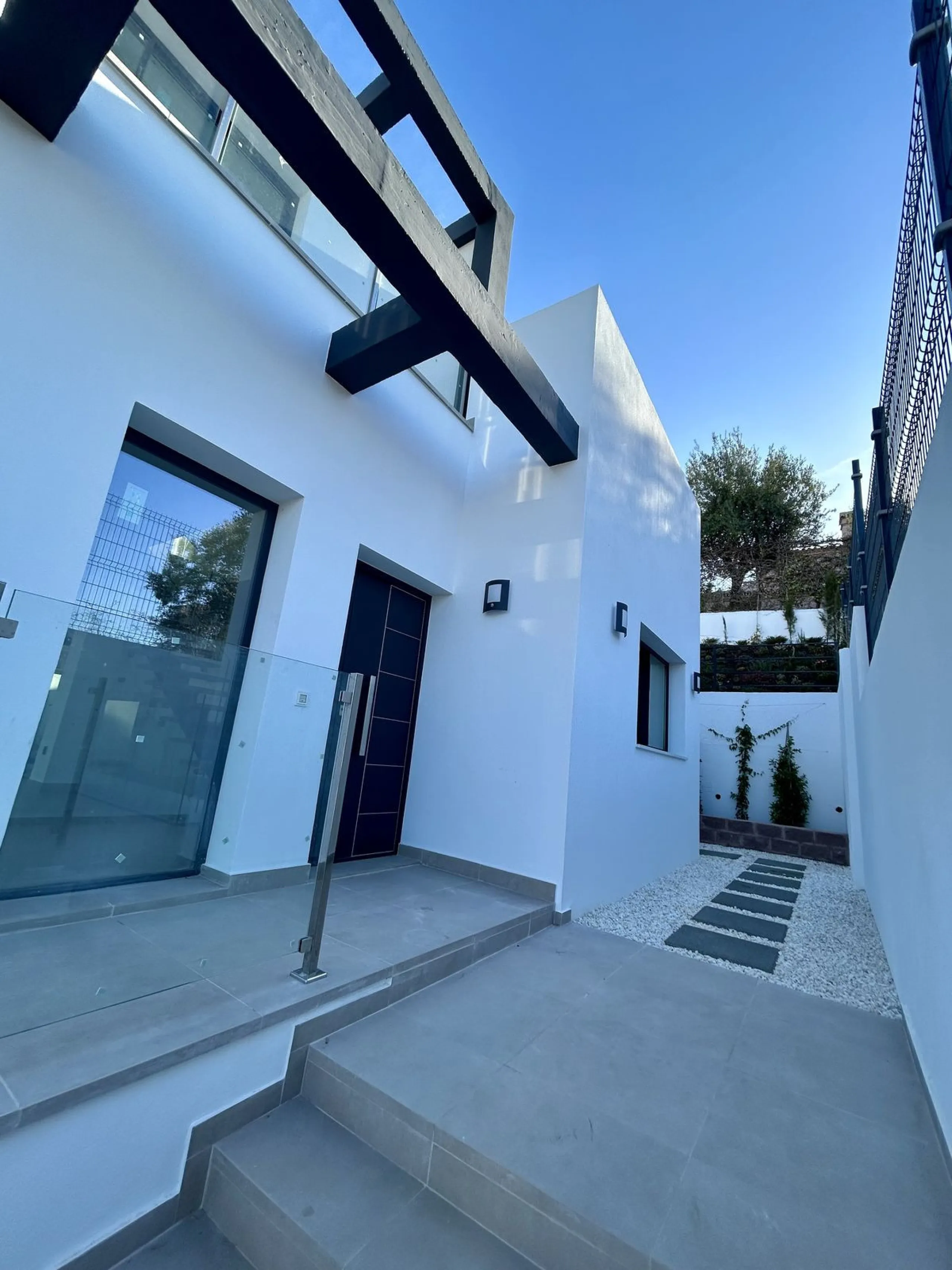 Discover this stunning luxury villa in Mijas, Málaga, combining elegance and comfort in an idyllic setting.