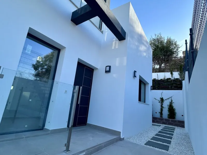 Discover this stunning luxury villa in Mijas, Málaga, combining elegance and comfort in an idyllic setting.