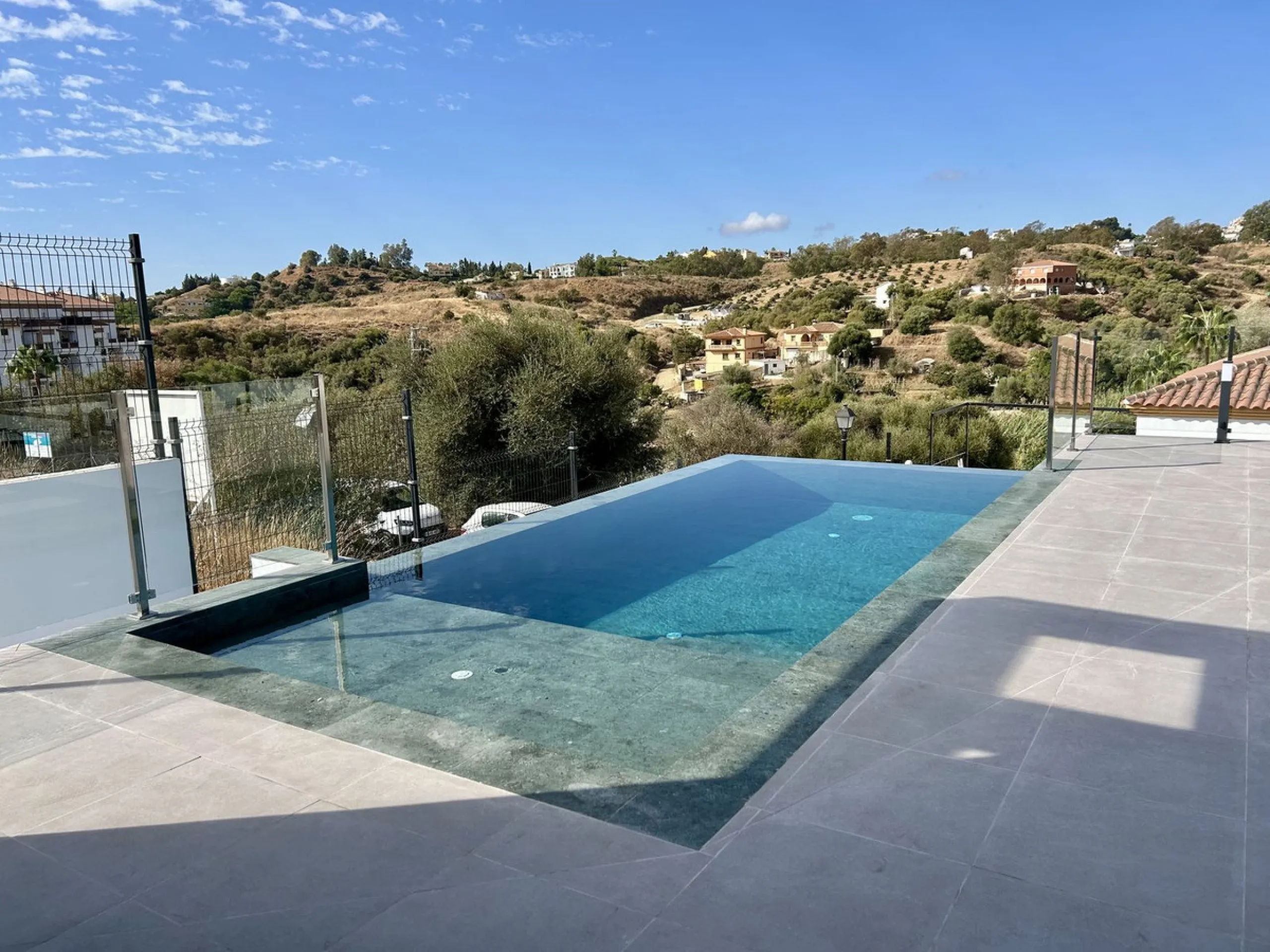 Discover this stunning luxury villa in Mijas, Málaga, combining elegance and comfort in an idyllic setting.