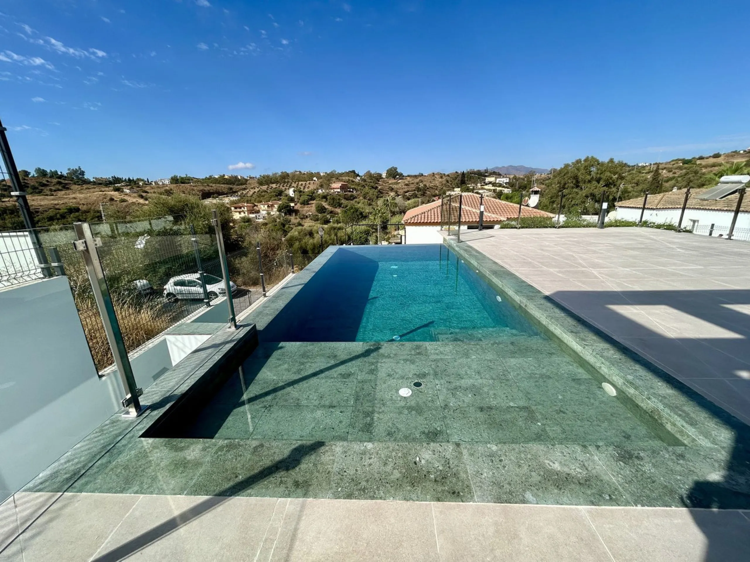 Discover this stunning luxury villa in Mijas, Málaga, combining elegance and comfort in an idyllic setting.