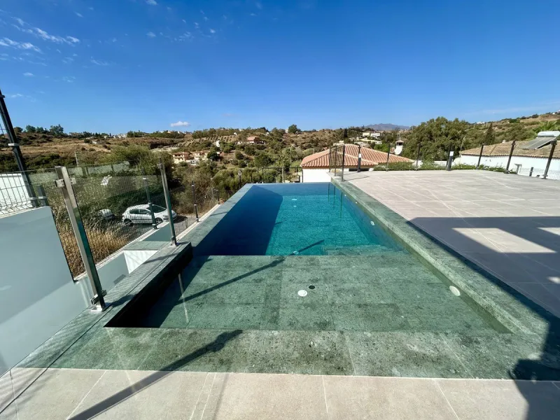 Discover this stunning luxury villa in Mijas, Málaga, combining elegance and comfort in an idyllic setting.