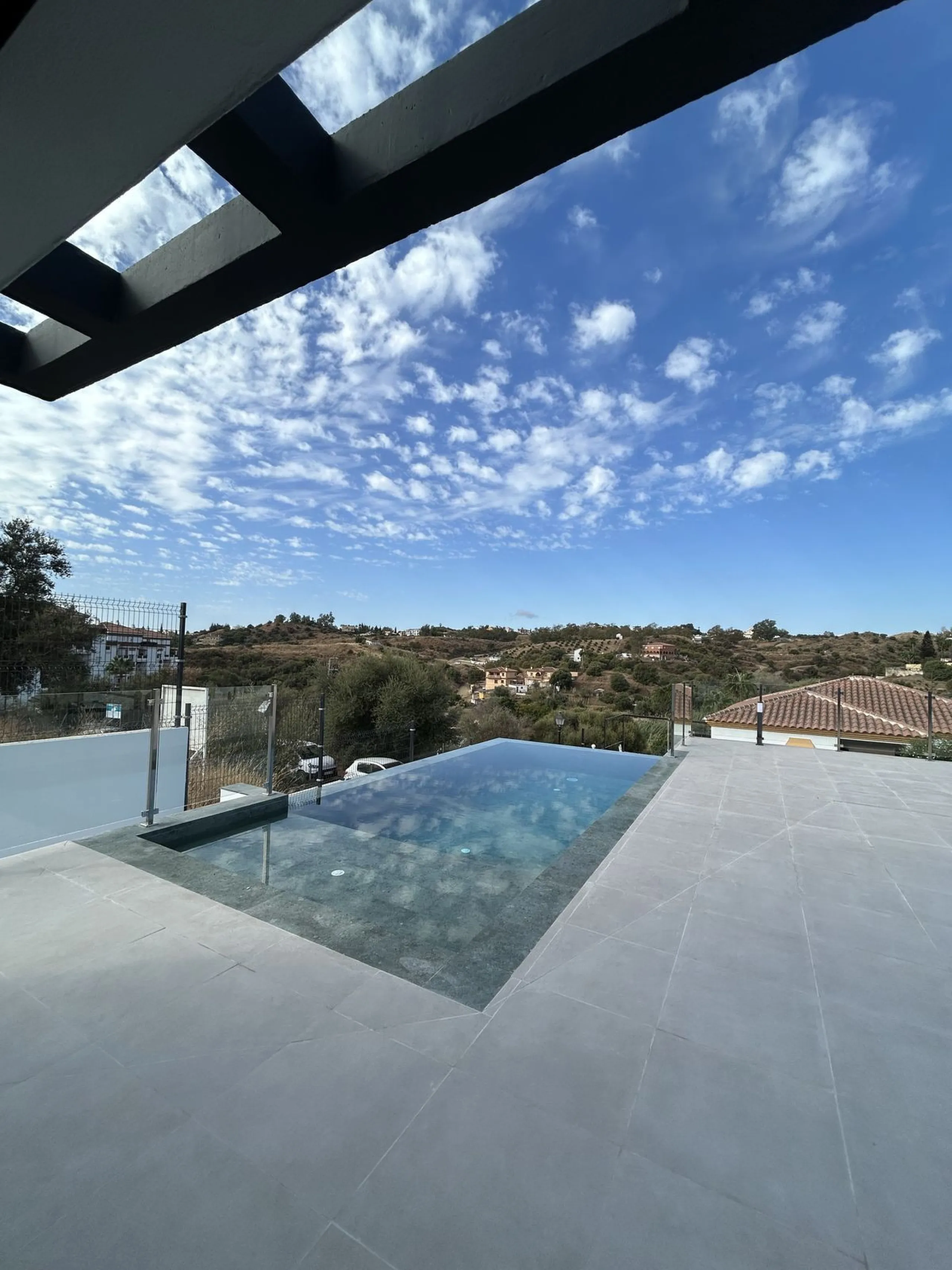 Discover this stunning luxury villa in Mijas, Málaga, combining elegance and comfort in an idyllic setting.