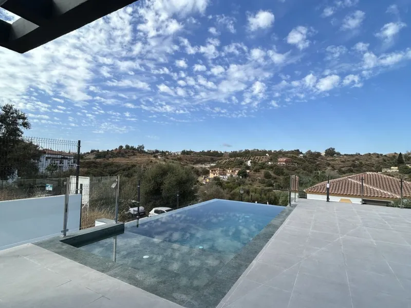 Discover this stunning luxury villa in Mijas, Málaga, combining elegance and comfort in an idyllic setting.